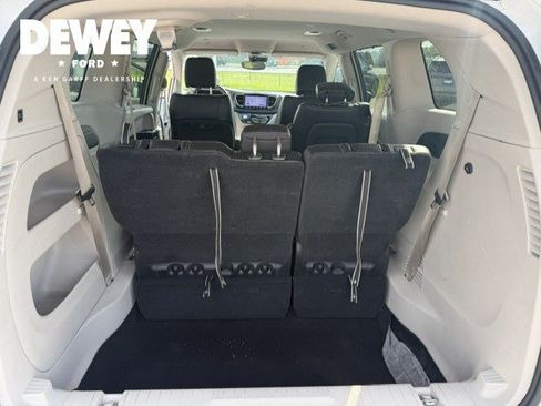 Used 2023 Chrysler Pacifica Touring-L FWD image 28