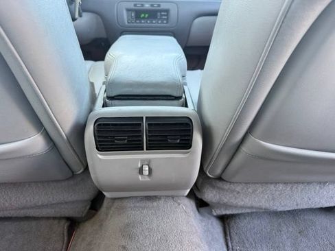 Used 2002 Lincoln Town Car Executive RWD image 11