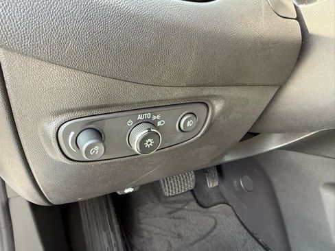 Used 2021 Chevrolet Equinox Premier image 18