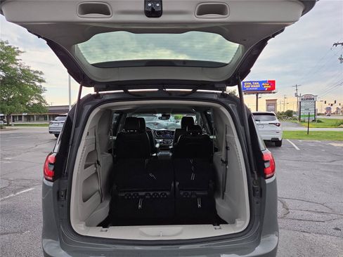 Used 2023 Chrysler Pacifica Touring-L FWD image 29