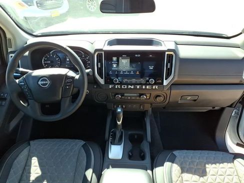 Used 2025 Nissan Frontier SV w/ SV Convenience Package image 14
