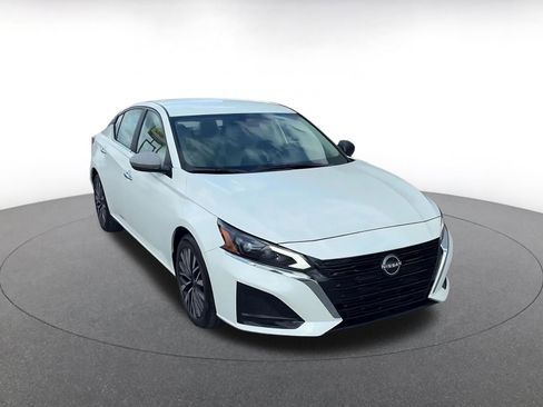 Used 2025 Nissan Altima 2.5 SV FWD image 3