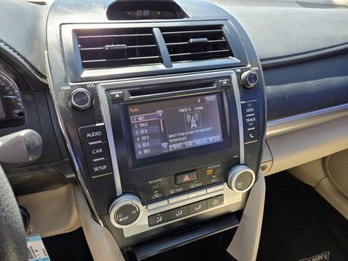 Used 2014 Toyota Camry LE FWD image 17