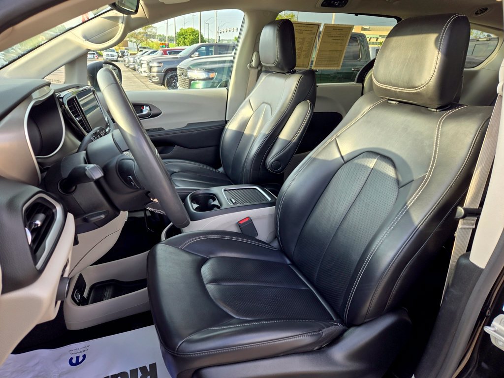 Used 2023 Chrysler Pacifica Touring-L FWD image 15