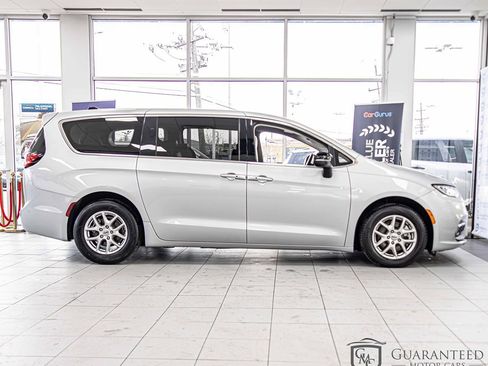 Used 2024 Chrysler Pacifica Touring-L FWD image 9