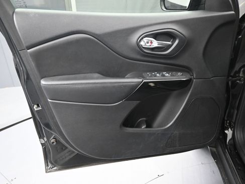 Used 2020 Jeep Cherokee Altitude image 15