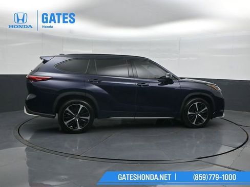 Used 2021 Toyota Highlander XSE FWD image 3