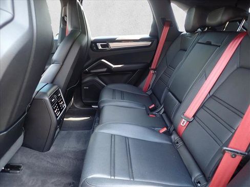 Used 2023 Porsche Cayenne Platinum Edition AWD/4WD image 9