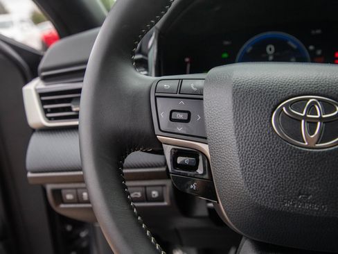 Used 2025 Toyota Camry SE AWD/4WD image 23