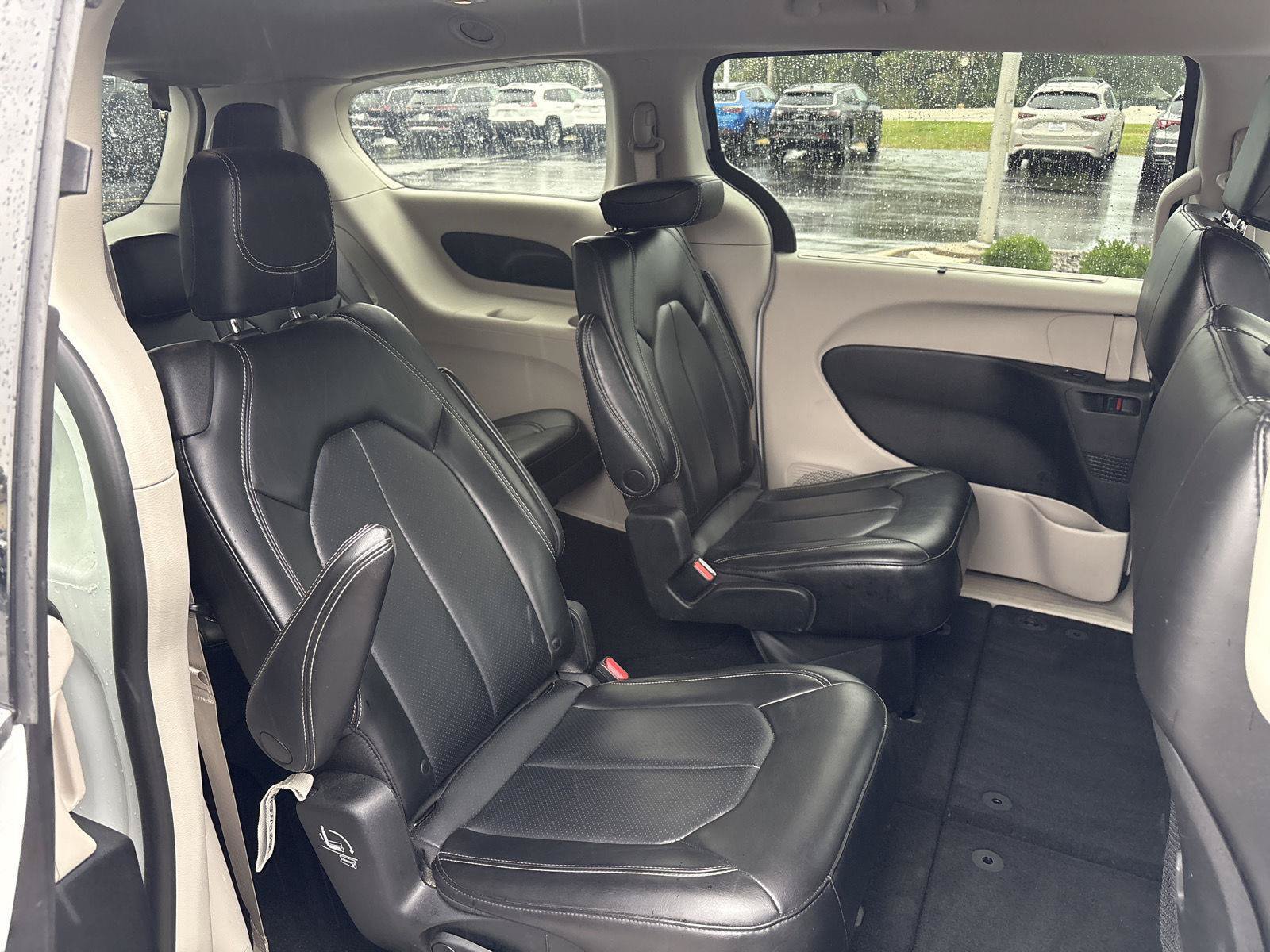 Used 2023 Chrysler Pacifica Touring-L FWD image 13