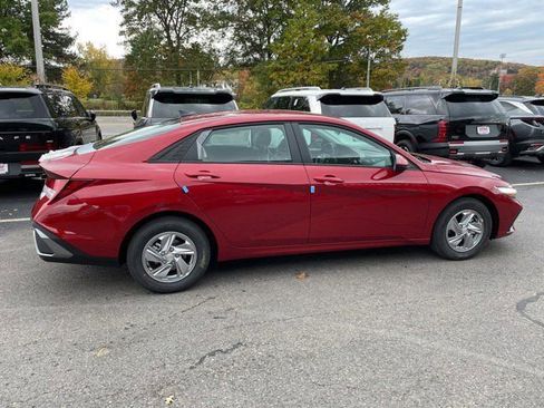 New 2025 Hyundai Elantra SE image 3