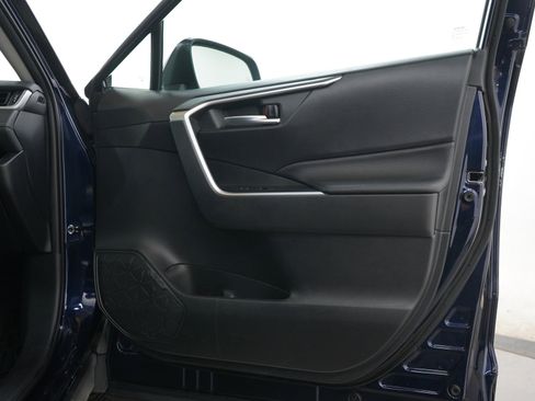 Used 2019 Toyota RAV4 XLE w/ Convenience Package AWD/4WD image 9