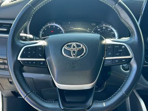 Used 2024 Toyota Highlander LE FWD image 19