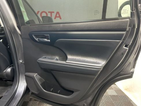 Used 2022 Toyota Highlander XLE image 14
