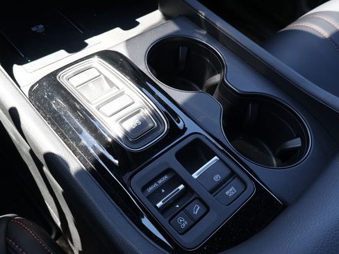 Used 2025 Honda Pilot TrailSport image 28