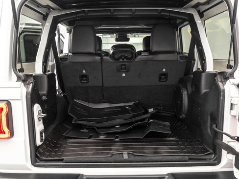 Used 2022 Jeep Wrangler Unlimited Rubicon w/ Trailer Tow Package image 33