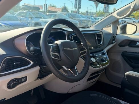 Used 2023 Chrysler Voyager LX FWD image 5