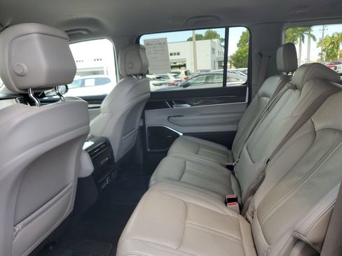 Used 2022 Jeep Wagoneer Series II AWD/4WD image 17