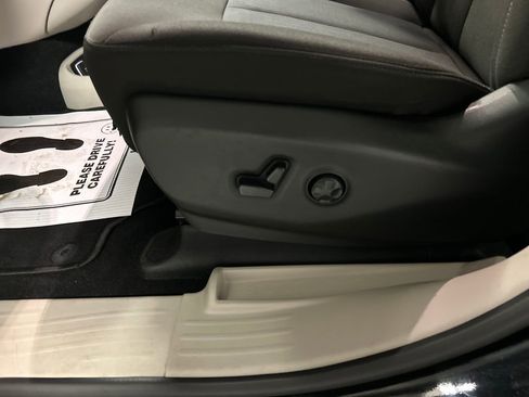 Used 2024 Chrysler Voyager LX image 13