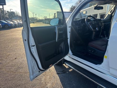 Used 2016 Toyota 4Runner Limited image 9