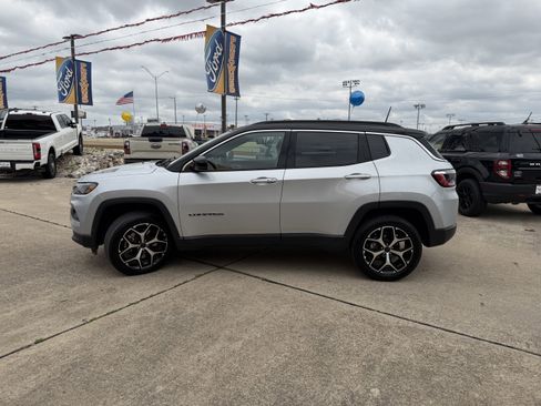 Used 2026 Jeep Compass Limited AWD/4WD image 12