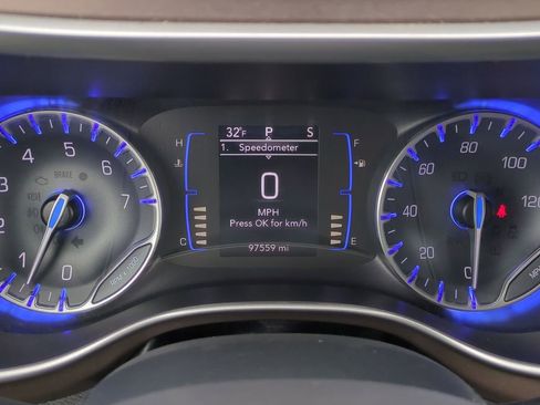 Used 2018 Chrysler Pacifica Touring-L image 37