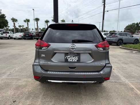 Used 2020 Nissan Rogue SV w/ Premium Package FWD image 4