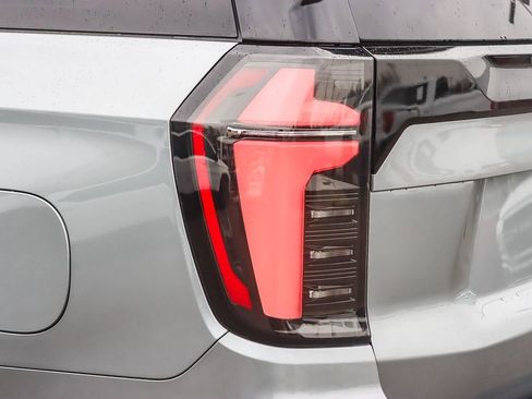 Used 2025 Chevrolet Suburban Premier image 8