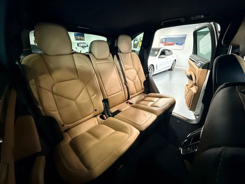 Used 2018 Porsche Cayenne Platinum Edition w/ Premium Package Plus image 17