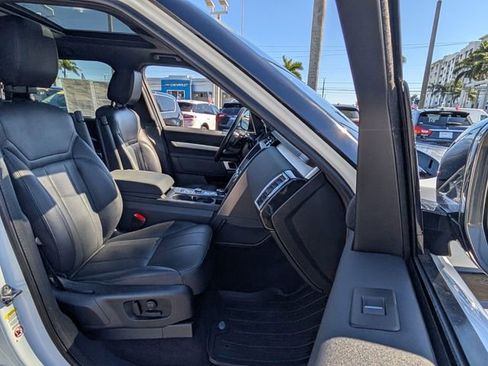 Used 2020 Land Rover Discovery Landmark image 19