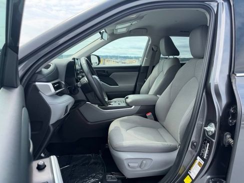 Used 2022 Toyota Highlander LE AWD/4WD image 9