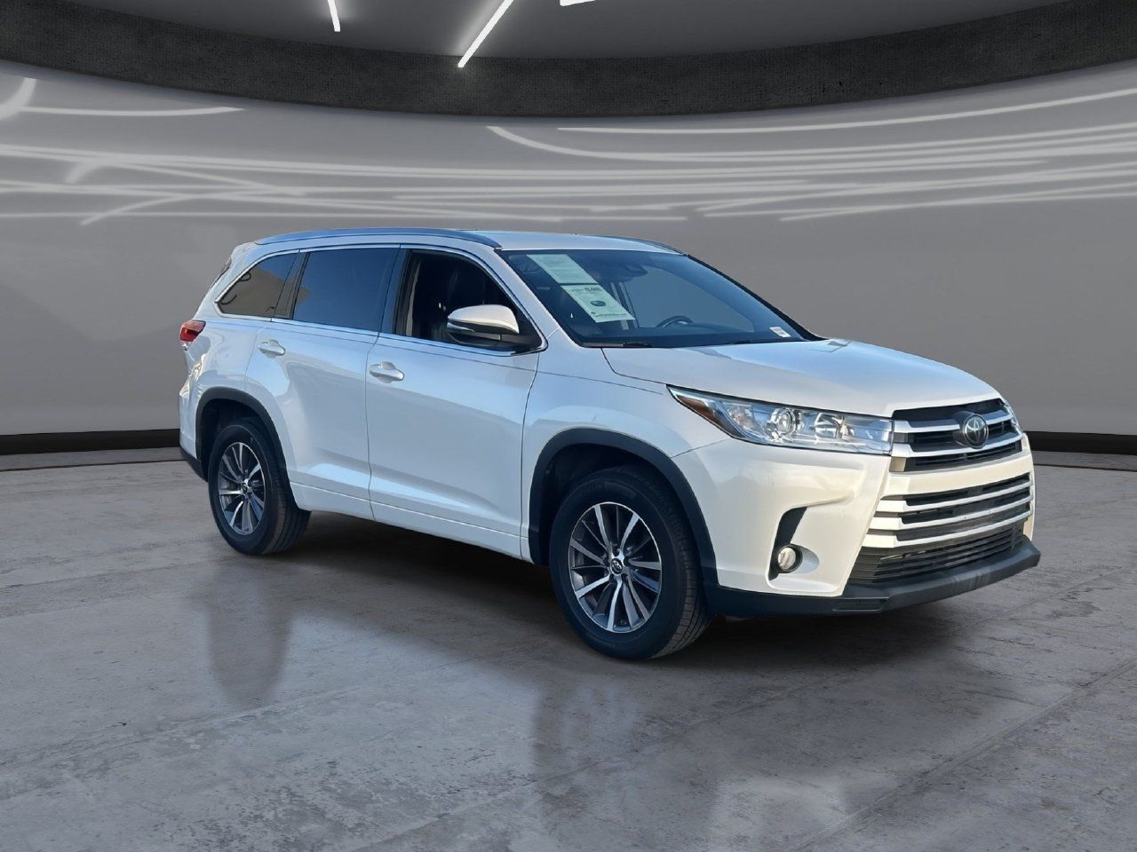 Used 2018 Toyota Highlander XLE FWD image 2