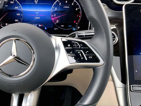 Used 2025 Mercedes-Benz GLC 300 4MATIC image 25