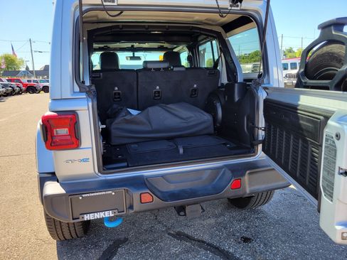 Used 2023 Jeep Wrangler Unlimited Sahara w/ Cold Weather Group AWD/4WD image 18