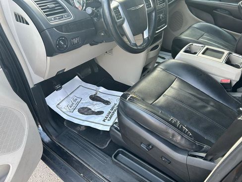 Used 2013 Chrysler Town & Country Touring-L w/ Driver Convenience Group image 10