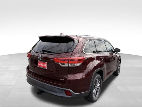 Used 2018 Toyota Highlander XLE FWD image 3