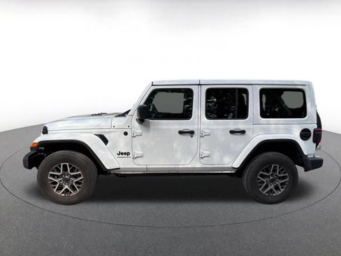 Used 2025 Jeep Wrangler Unlimited Sahara AWD/4WD image 8