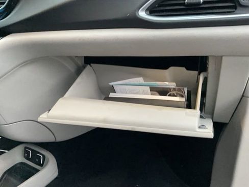 Used 2017 Chrysler Pacifica Touring-L Plus image 24