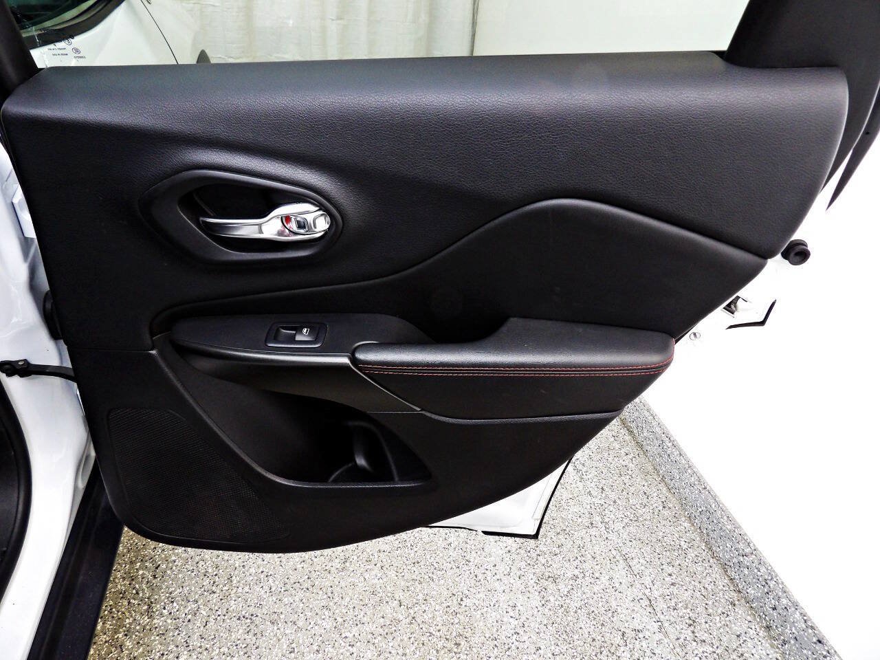 Used 2019 Jeep Cherokee Trailhawk AWD/4WD image 12