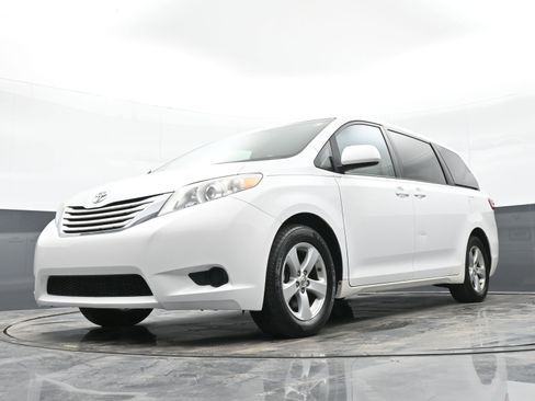 Used 2015 Toyota Sienna LE image 44