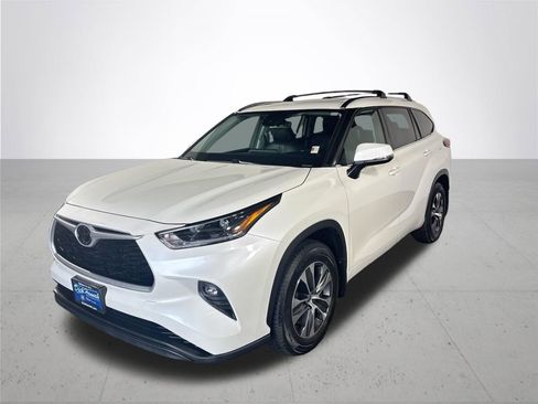 Used 2021 Toyota Highlander XLE AWD/4WD image 2