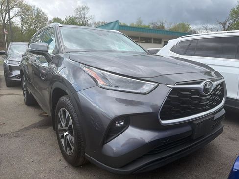Used 2021 Toyota Highlander XLE image 3