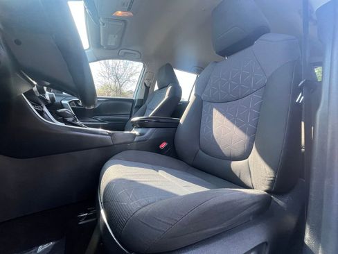 Used 2020 Toyota RAV4 XLE w/ Carpet Mat Package AWD/4WD image 25