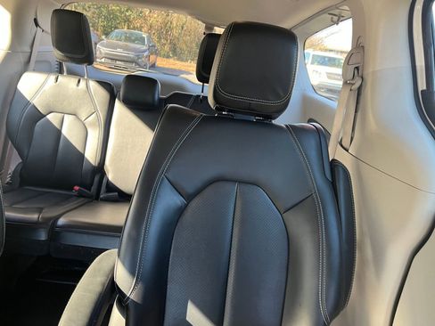 Used 2023 Chrysler Pacifica Touring-L image 28