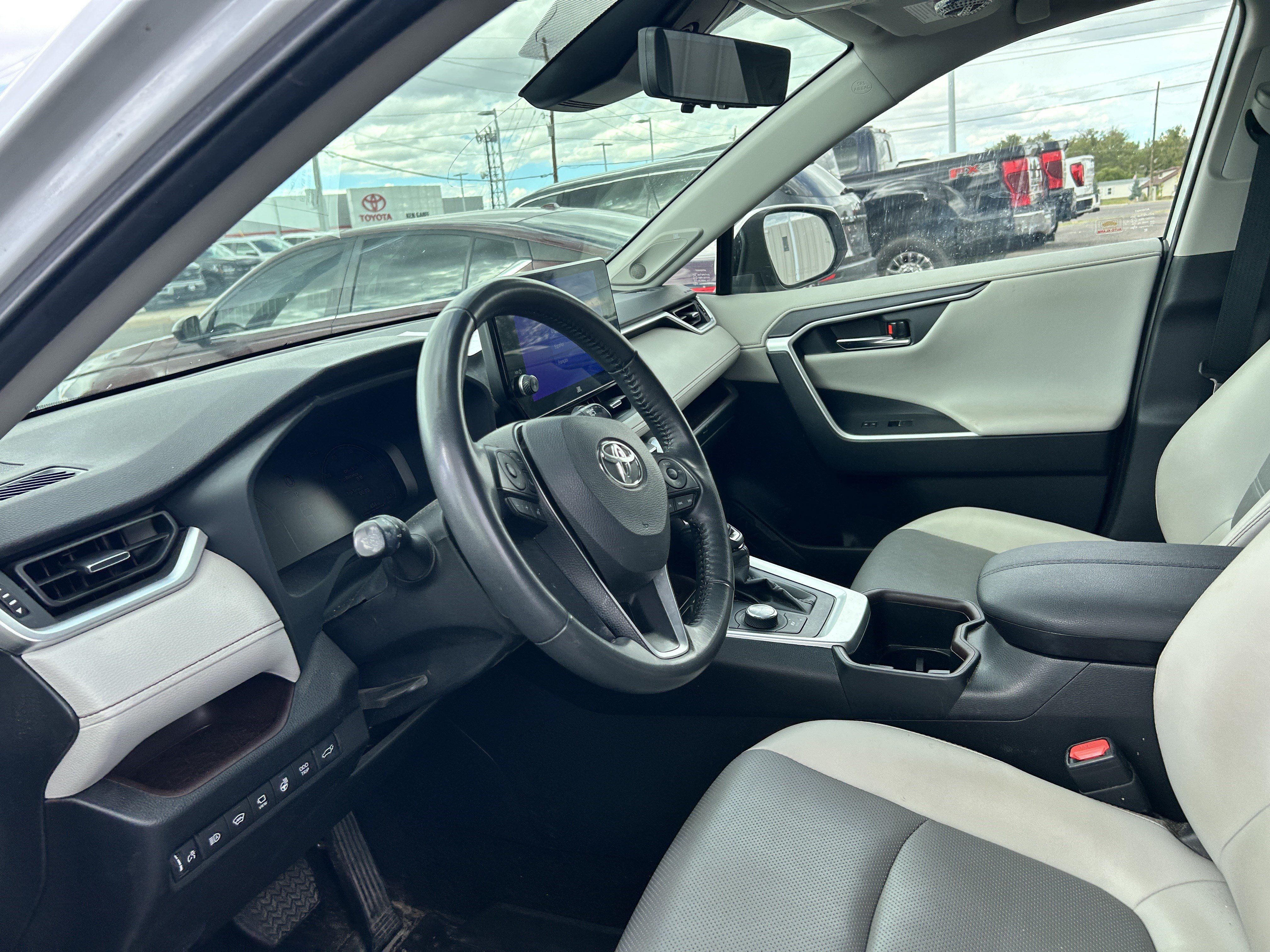 Used 2023 Toyota RAV4 Limited AWD/4WD image 9