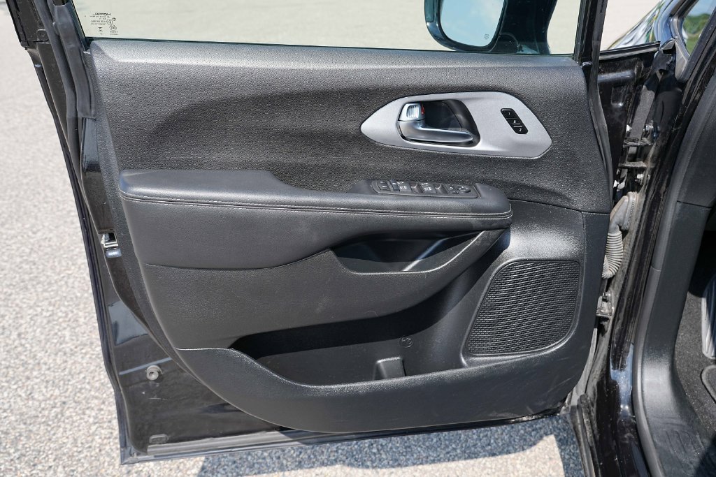 Used 2025 Chrysler Pacifica Limited FWD image 26
