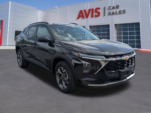 Used 2025 Chevrolet Trax LT w/ LT Convenience Package FWD image 3