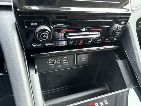 Used 2023 Jeep Grand Cherokee Laredo RWD image 30
