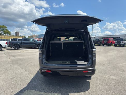 Used 2026 Jeep Grand Wagoneer 4WD w/ Premium Group I image 9
