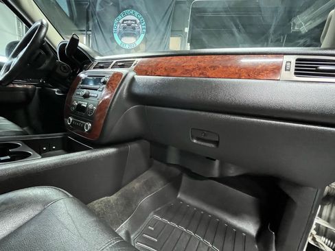 Used 2014 Chevrolet Suburban LT image 36